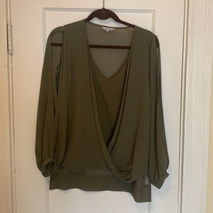 Green blouse w split sleeves
